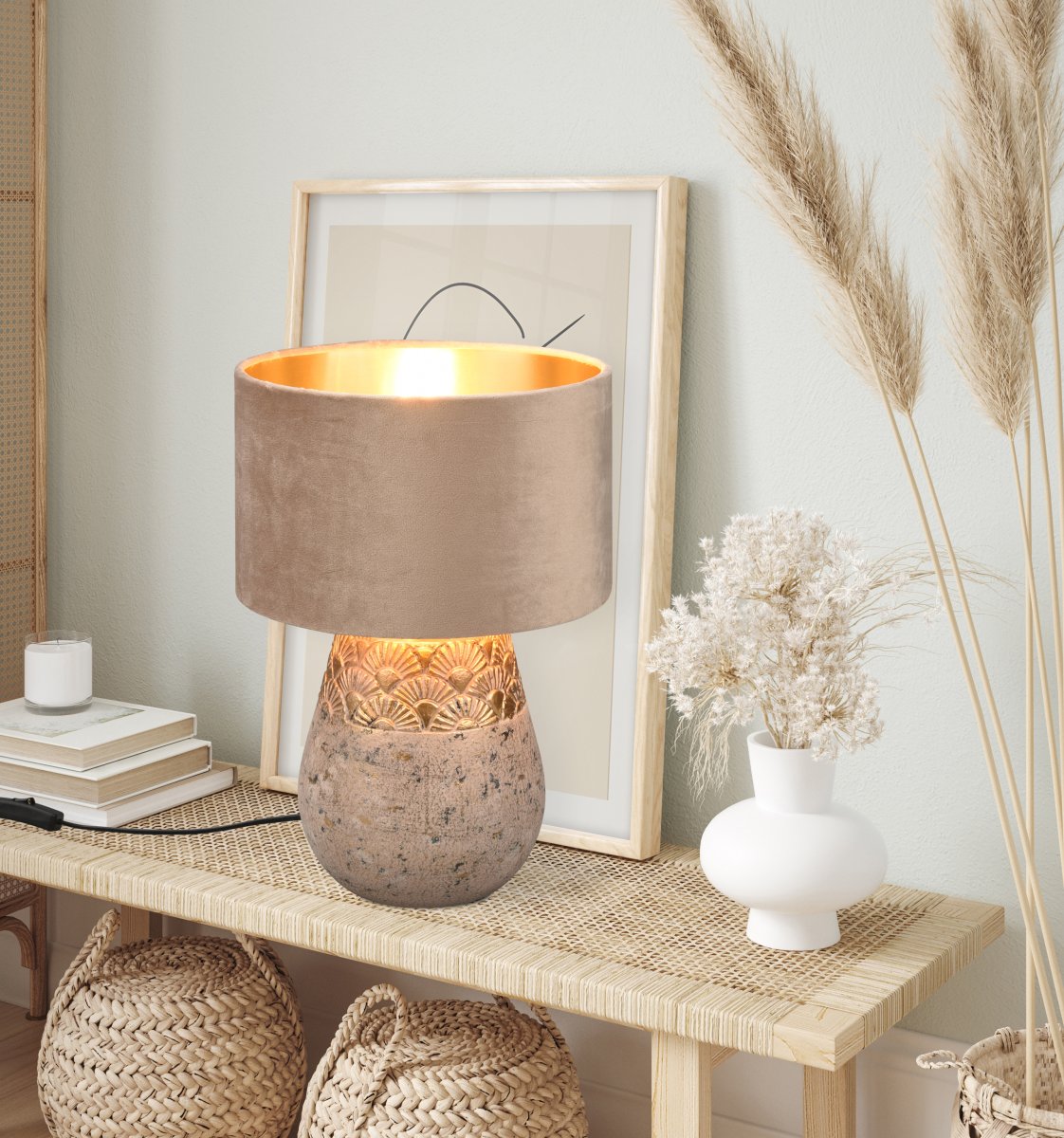 Kiran 38cm Grau tischlampe Von Trio Lighting - Die Tischleuchte KIRAN kombiniert Samt und Keramik in einem modernen und auffälligen Design, das garantiert Aufmerksamkeit erregt.
