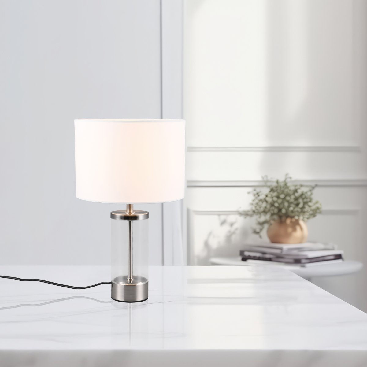 Grazia 34cm Weiß tischlampe Von Trio Lighting - Die Tischleuchte Grazia kombiniert einen eleganten Stoffschirm mit einem stilvollen zylindrischen Fuß aus Glas und Metall und vermittelt so einen harmonischen und edlen Eindruck.