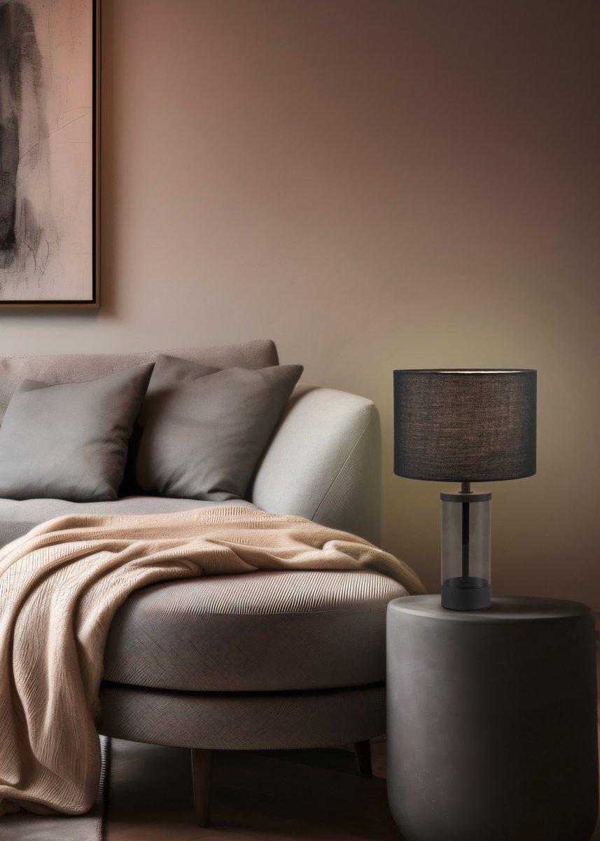 Grazia 34cm Schwarz tischlampe Von Trio Lighting - Die Tischleuchte Grazia kombiniert einen eleganten Stoffschirm mit einem stilvollen zylindrischen Fuß aus Glas und Metall und vermittelt so einen harmonischen und edlen Eindruck.
