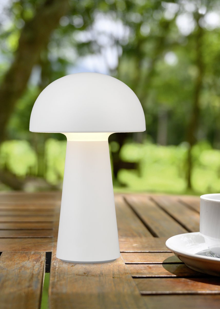 Lennon 22cm Weiß tragbare Von Trio Lighting - Die Tischlampe Lennon kombiniert stilvolles Design mit praktischer Funktion und ist perfekt f&uuml;r den Einsatz im Innen- und Au&szlig;enbereich geeignet.