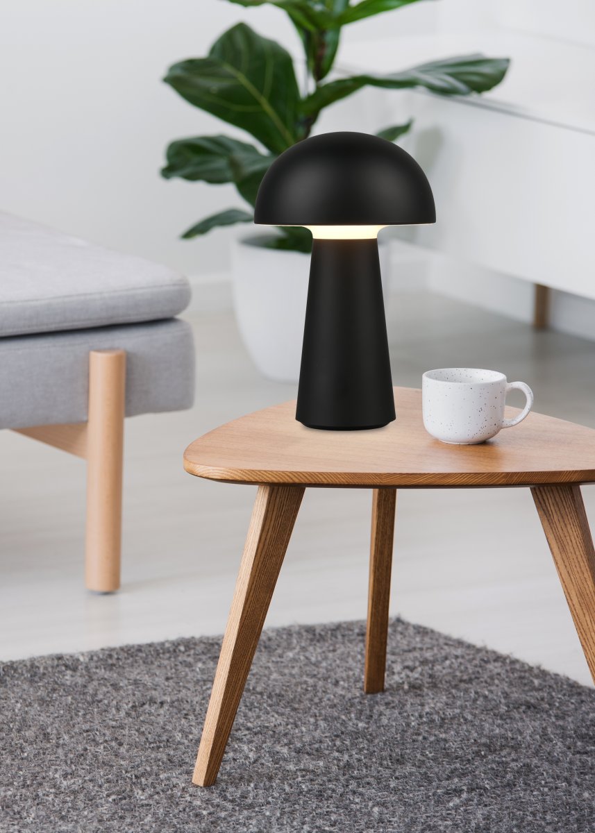 Lennon 22cm Schwarz tragbare Von Trio Lighting - Die Tischlampe Lennon kombiniert stilvolles Design mit praktischer Funktion und ist perfekt f&uuml;r den Einsatz im Innen- und Au&szlig;enbereich geeignet.