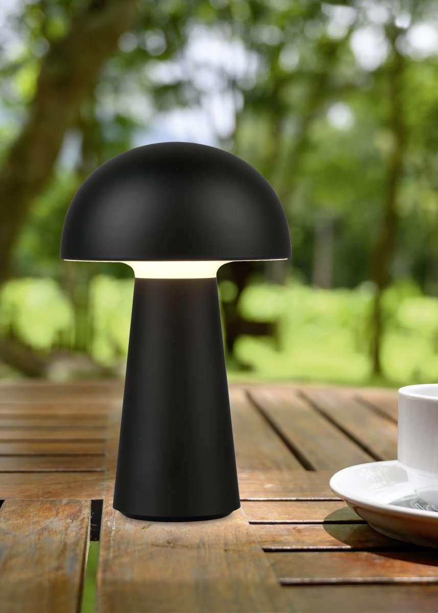 Lennon 22cm Schwarz tragbare Von Trio Lighting - Die Tischlampe Lennon kombiniert stilvolles Design mit praktischer Funktion und ist perfekt f&uuml;r den Einsatz im Innen- und Au&szlig;enbereich geeignet.