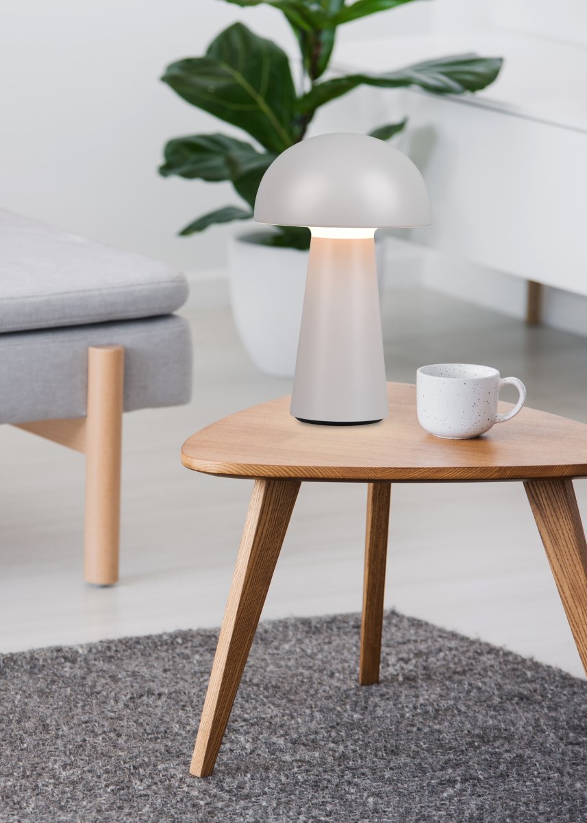 Lennon 22cm Grau tragbare Von Trio Lighting - Die Tischlampe Lennon kombiniert stilvolles Design mit praktischer Funktion und ist perfekt für den Einsatz im Innen- und Außenbereich geeignet.