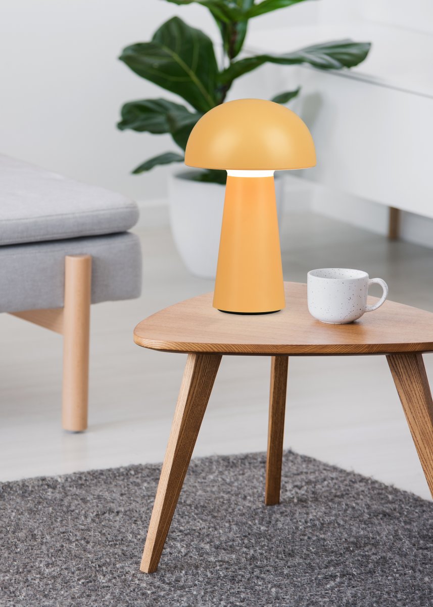 Lennon 22cm Gold tragbare Von Trio Lighting - Die Tischlampe Lennon kombiniert stilvolles Design mit praktischer Funktion und ist perfekt für den Einsatz im Innen- und Außenbereich geeignet.