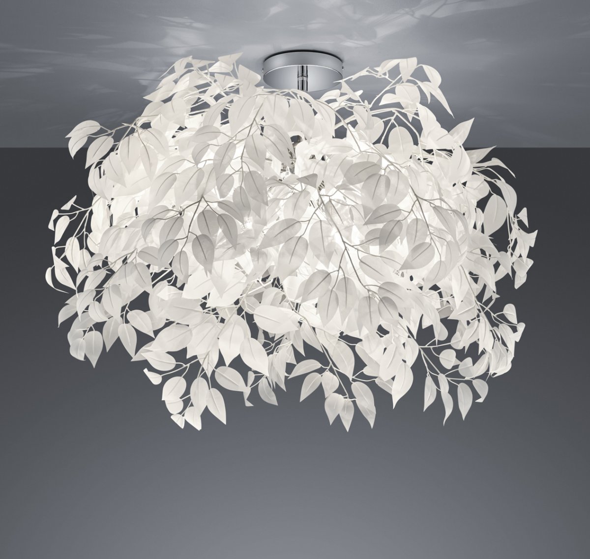 Leavy Ø70 Weiß deckenleuchte Von Trio Lighting - Die weißen Kunststoffblätter erzeugen ein weiches, diffuses Licht, das eine warme und einladende Atmosphäre im Raum verbreitet.