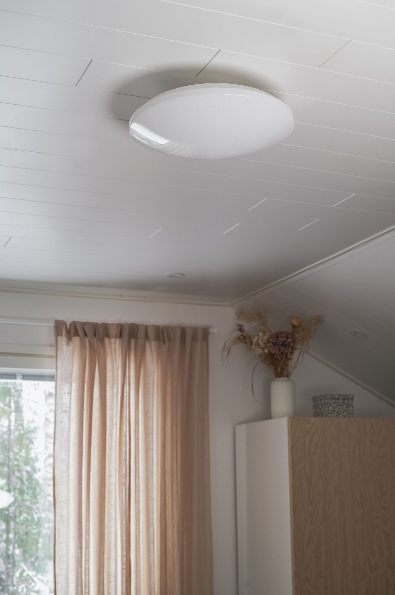 Prodo Ø50 Weiß deckenleuchte Von Trio Lighting - Die integrierte Beleuchtung ist dimmbar und die Farbtemperatur l&auml;sst sich mit der mitgelieferten Fernbedienung einstellen.