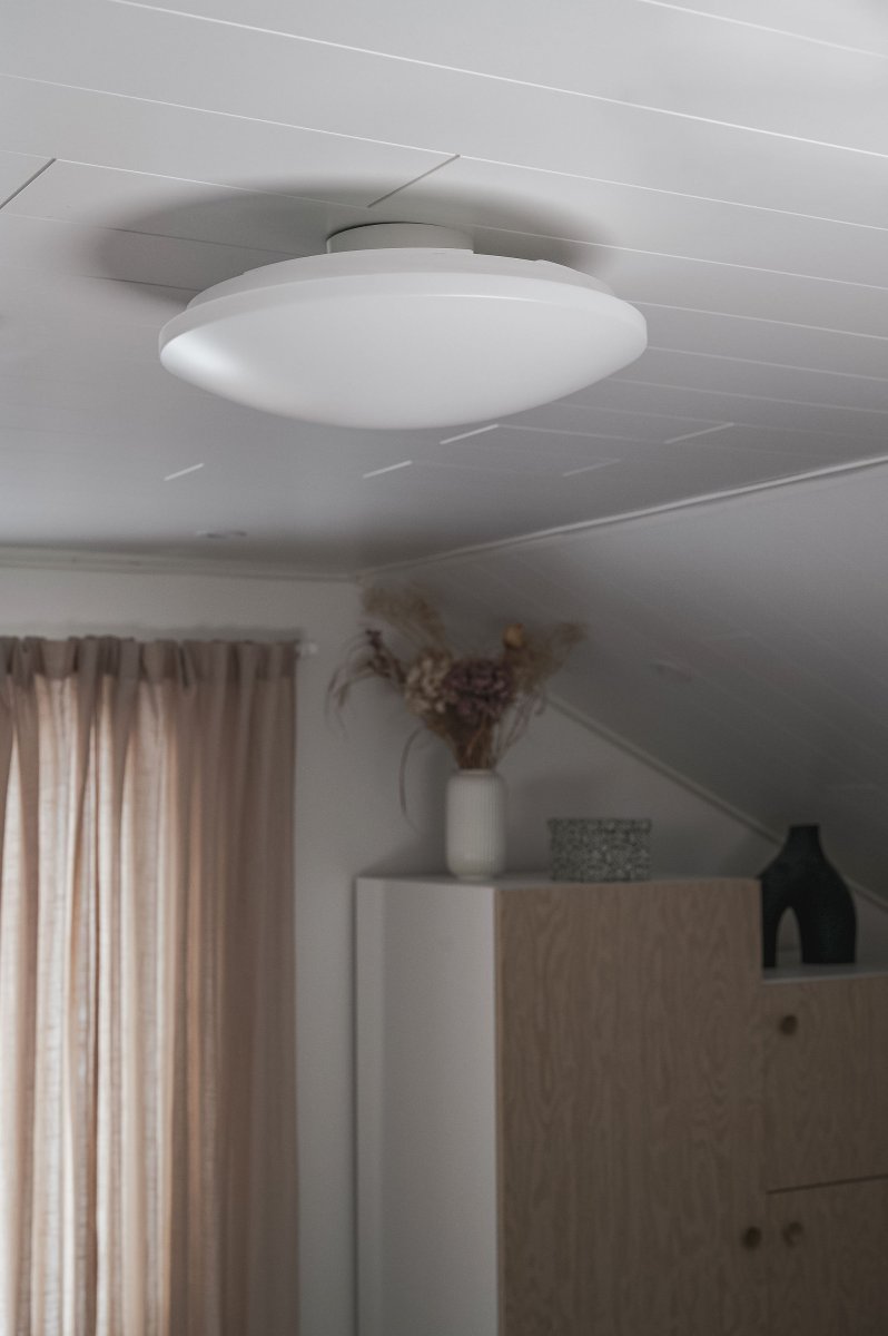 Prodo Ø50 Weiß deckenleuchte Von Trio Lighting - Die integrierte Beleuchtung ist dimmbar und die Farbtemperatur l&auml;sst sich mit der mitgelieferten Fernbedienung einstellen.