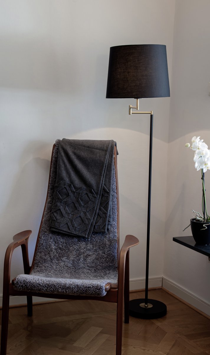 Birka Schwarz stehlampe Von Aneta Lighting - Birka-Stehlampe aus wei&szlig; lackiertem Metall und Messingdetails am Sockel.