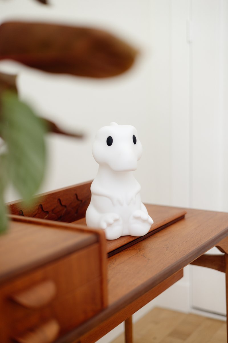Rena First Light Weiß kinderlampe Von Mr Maria - Rena hat die Form eines s&uuml;&szlig;en und freundlichen Tyrannosaurus Rex und ist eine sichere Begleiterin beim n&auml;chtlichen F&uuml;ttern, beim Vorlesen von Gutenachtgeschichten und beim Tr&auml;umen.