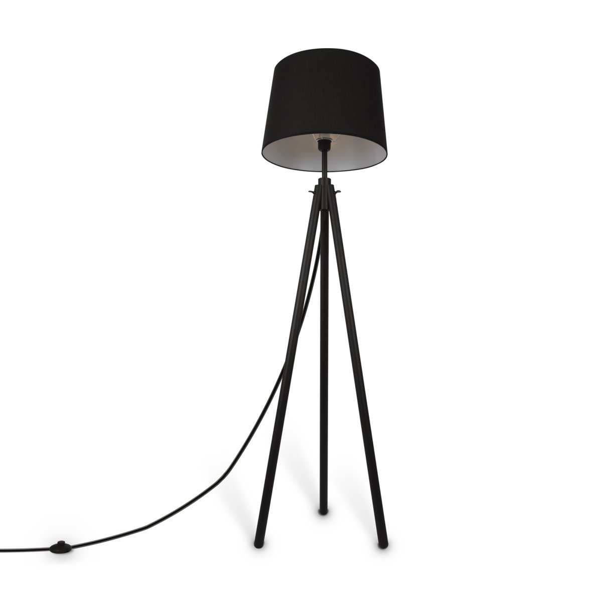 Calvin Schwarz stehlampe Von Maytoni - Mit seinem schwarzen Holzst&auml;nder; und einem passenden Textilschirm verbreitet die Leuchte ein warmes und einladendes Licht, das eine wohnliche Atmosph&auml;re schafft.