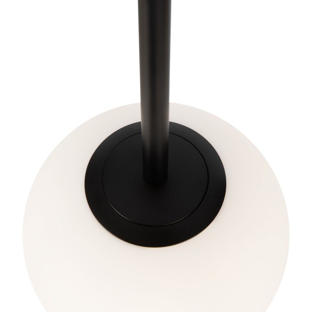 Basic form Ø15 Schwarz hängelampe Von Maytoni - Mit ihrer weichen Opalglaskugel und einem schlanken Metallgehäuse in schwarzem Finish spendet die Lampe ein schönes und angenehmes Licht, das sowohl in moderne als auch in klassische Einrichtungsstile perfekt passt.