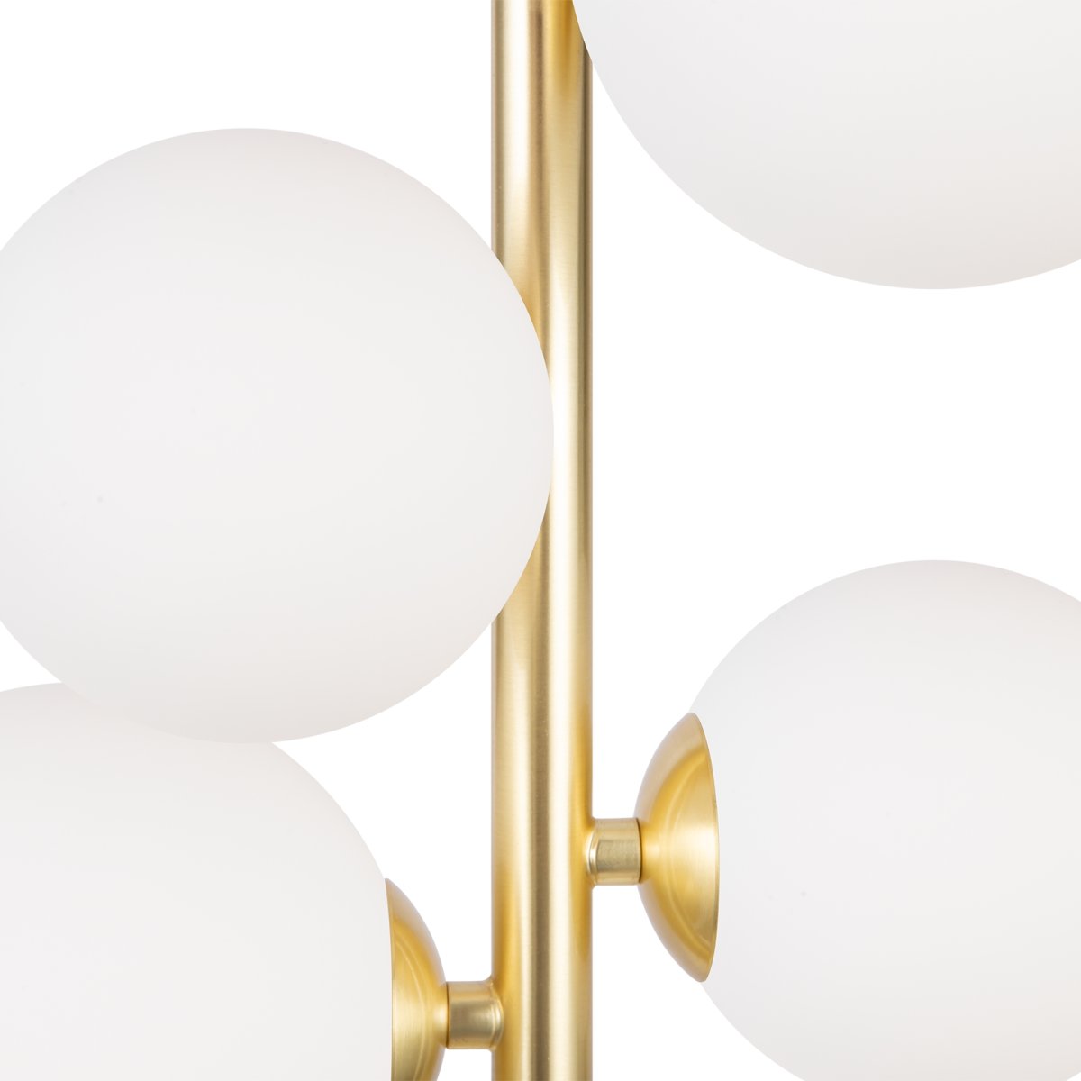 Dallas Ø30 Gold hängelampe Von Maytoni - Ihr einzigartiges Design mit runden Glaskuppeln in verschiedenen Richtungen erzeugt ein dramatisches und elegantes Lichtspiel, das den Raum mit Wärme und Charakter erfüllt.