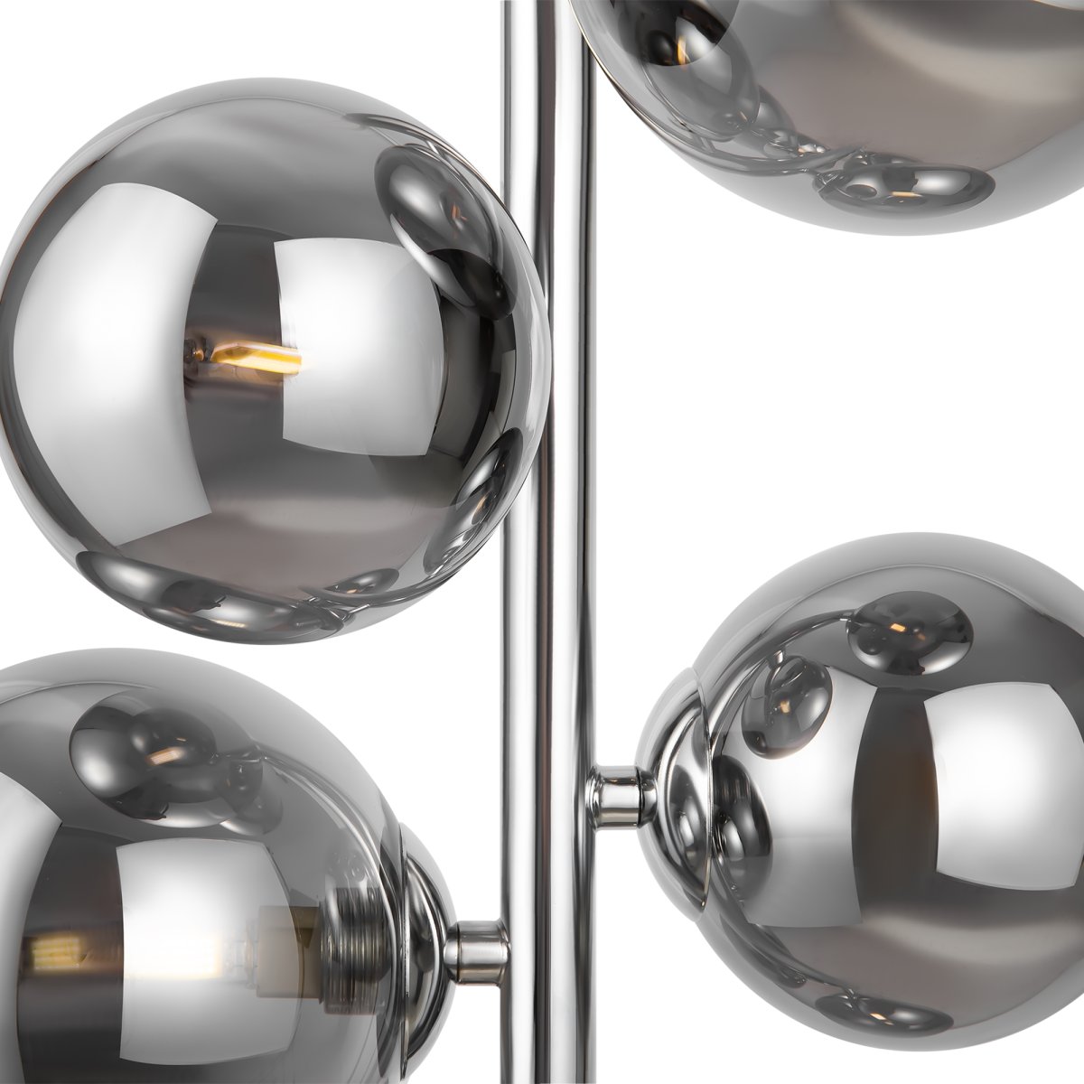 Dallas Ø30 Chrom hängelampe Von Maytoni - Ihr einzigartiges Design mit runden Glaskuppeln in verschiedenen Richtungen erzeugt ein dramatisches und elegantes Lichtspiel, das den Raum mit Wärme und Charakter erfüllt.