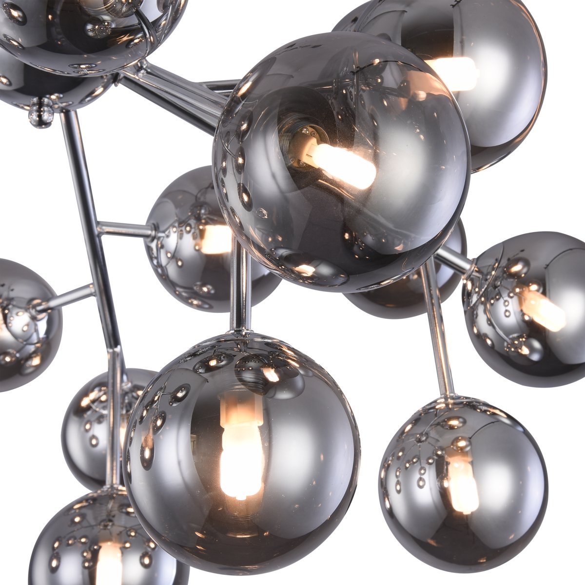 Dallas 20 Chrom deckenleuchte Von Maytoni - Ihr einzigartiges Design mit runden Glaskuppeln in verschiedenen Richtungen erzeugt ein dramatisches und elegantes Lichtspiel, das den Raum mit Wärme und Charakter erfüllt.