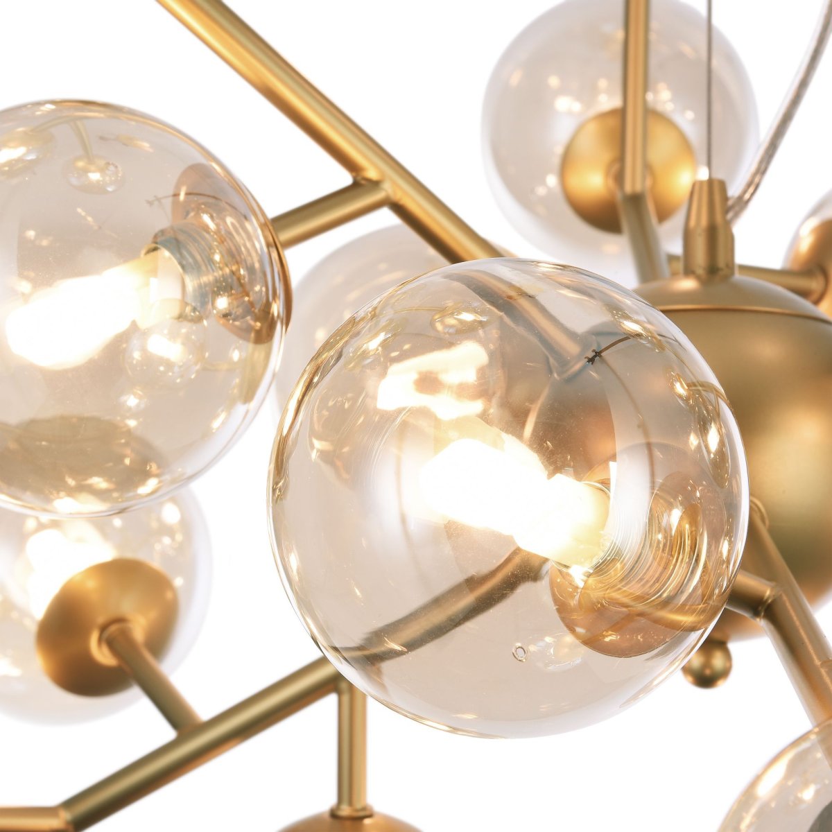 Dallas Ø65 Gold hängelampe Von Maytoni - Ihr einzigartiges Design mit runden Glaskuppeln in verschiedenen Richtungen erzeugt ein dramatisches und elegantes Lichtspiel, das den Raum mit Wärme und Charakter erfüllt.