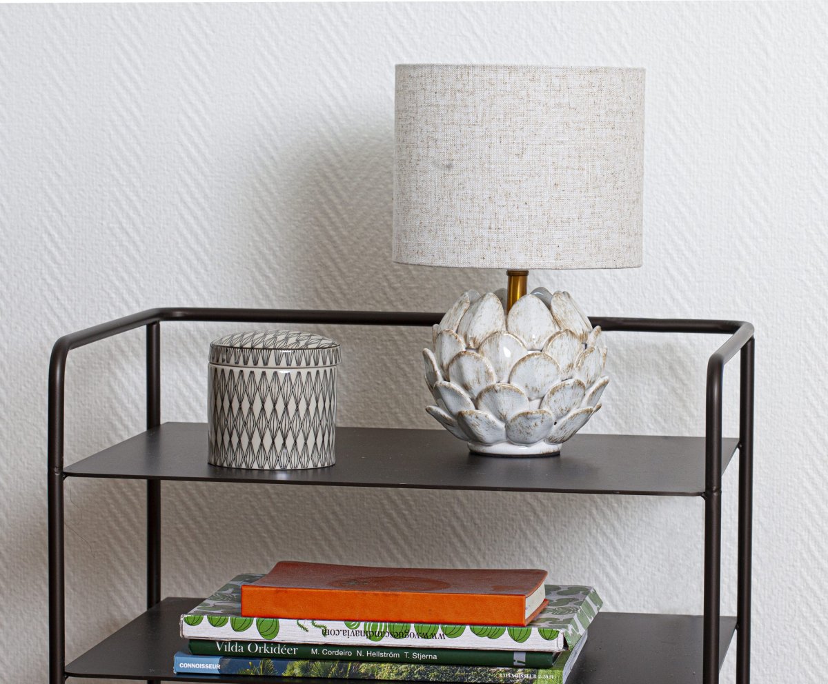 Rosanna 30cm Beige tischlampe Von Cottex - Der Keramik-Lampenfuß in rustikalem Weiß trägt in Kombination mit dem beigen Leinenschirm zu einer harmonischen Atmosphäre im Raum bei.