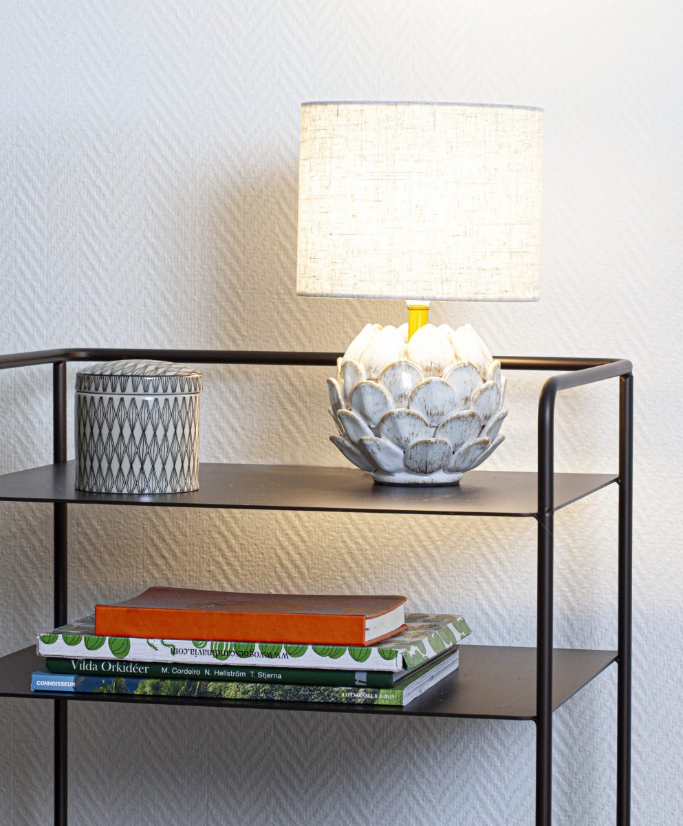 Rosanna 30cm Beige tischlampe Von Cottex - Der Keramik-Lampenfuß in rustikalem Weiß trägt in Kombination mit dem beigen Leinenschirm zu einer harmonischen Atmosphäre im Raum bei.