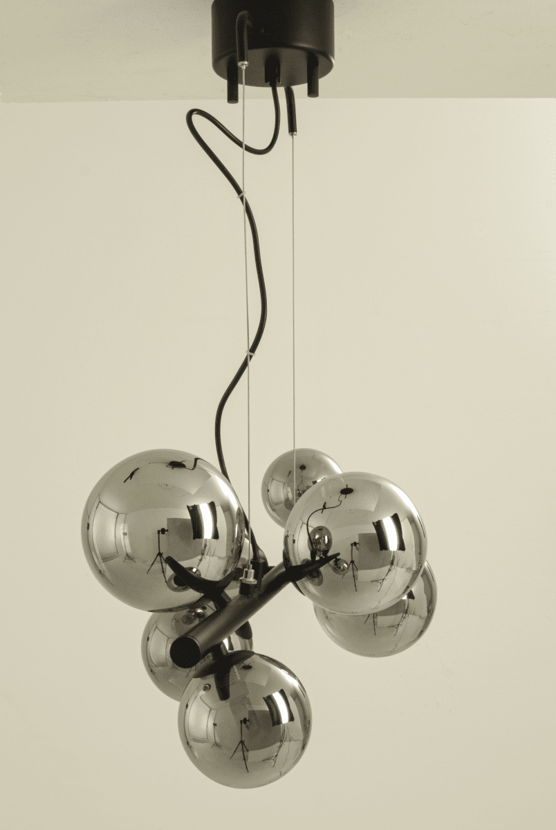 Molekyl 58cm Rauchgrau hängelampe Von Aneta Lighting - Moderne, stilvolle Deckenleuchte von MOLEKYL aus schwarz lackiertem Metall mit 7 Rauchglasschirmen in zwei Farben.