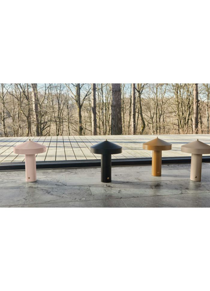 Hatto 40cm Rosa tischlampe Von OYOY - Die Leuchte ist Teil der beliebten Hatto-Serie und in mehreren modernen Farben erhältlich.