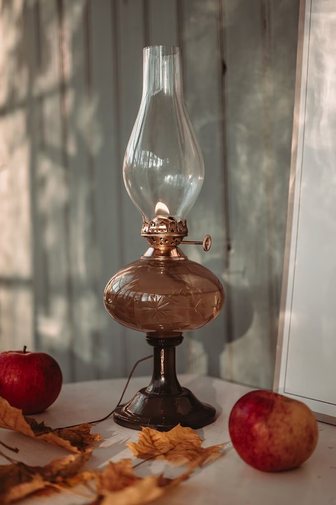 Esmeralda Braun Von Strömshaga - Die Lampe besteht aus braunem Glas mit einem dekorativen Ätzmuster, das ihr einen romantischen und altmodischen Ausdruck verleiht.