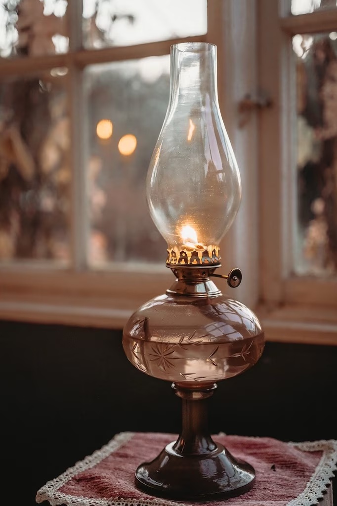 Esmeralda Braun Von Strömshaga - Die Lampe besteht aus braunem Glas mit einem dekorativen Ätzmuster, das ihr einen romantischen und altmodischen Ausdruck verleiht.