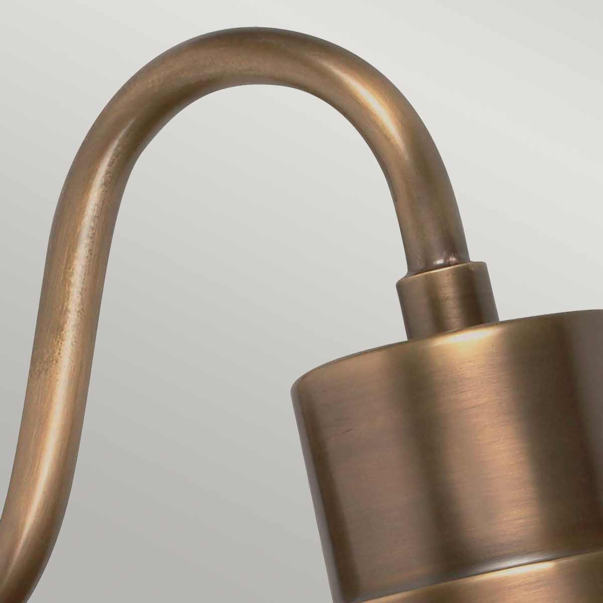 Sheldon Antikes Messing außenlampe Von Elstead Lighting - Sheldon ist robust und stilvoll zugleich und eignet sich perfekt für die Schaffung einer klassischen und zeitlosen Atmosphäre.