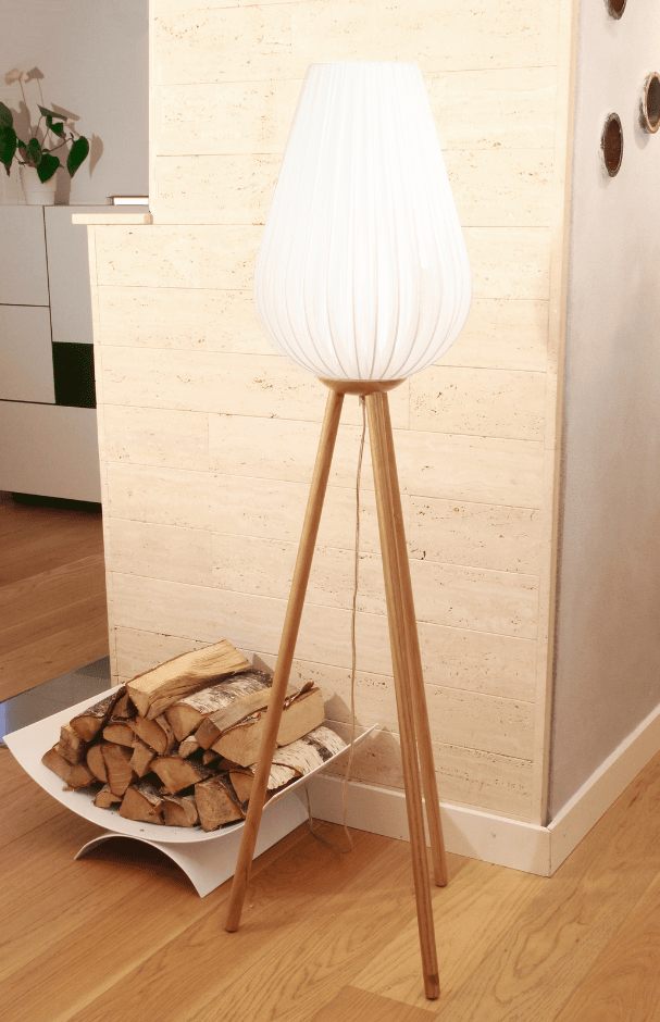 Swea Natur stehlampe Von Globen Lighting - Stehleuchte aus ge&ouml;lter, gedrechselter Esche.