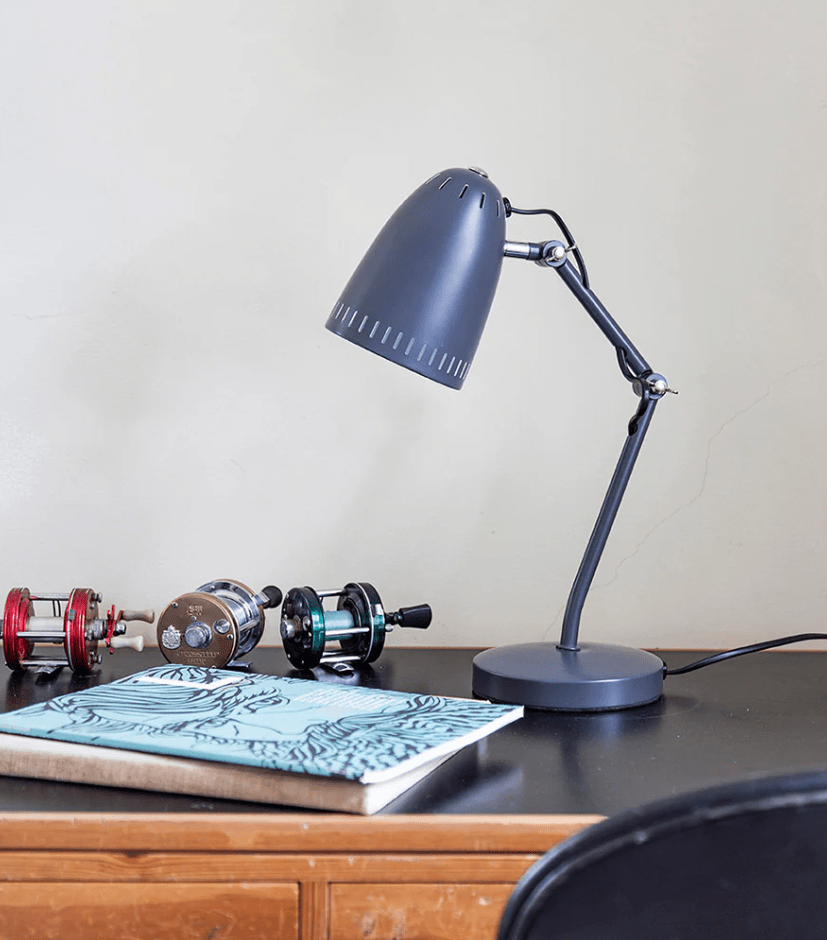 Dynamo 40cm Dunkelgrau schreibtischlampe Von Superliving - Das minimalistische Design und die robuste Konstruktion der Lampe verbinden Stil mit Haltbarkeit und machen sie zu einem idealen Detail sowohl für moderne als auch für klassische Umgebungen.