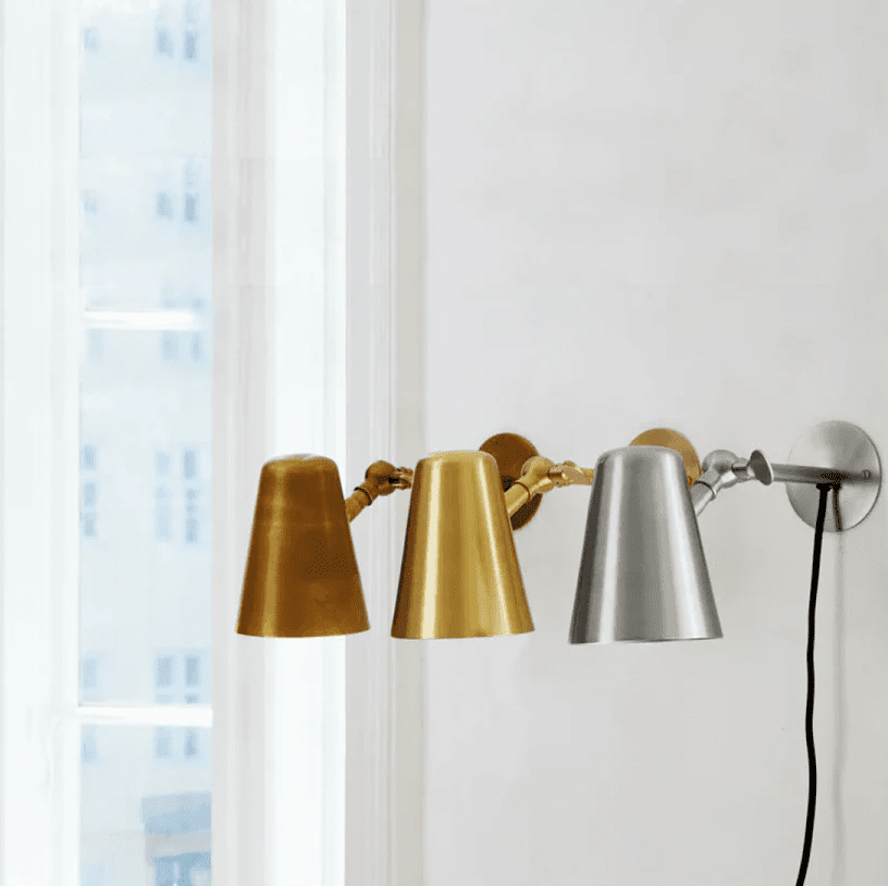 Vala Flex Mattes Messing leselampe Von H. Skjalm P - Mit seinem flexiblen Design sorgt es sowohl f&uuml;r praktisches Licht als auch f&uuml;r eine elegante Note in Ihrem Zuhause.