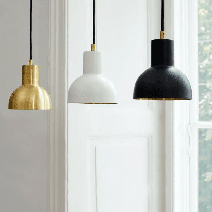 Mini Ø14 Schwarz hängelampe Von H. Skjalm P - Mini-Anhänger aus mattschwarzem Metall mit goldfarbener Innenseite und Messingdetails.