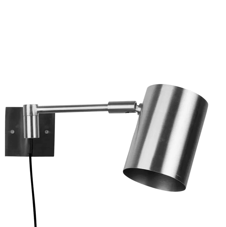 Hali Mattierter Stahl leselampe Von H. Skjalm P - Die Wandleuchte Hali aus mattiertem Stahl ist eine schlichte und elegante Leuchte, die sich perfekt für das Büro, den Flur oder als Leselampe im Schlafzimmer oder neben dem Sofa eignet.