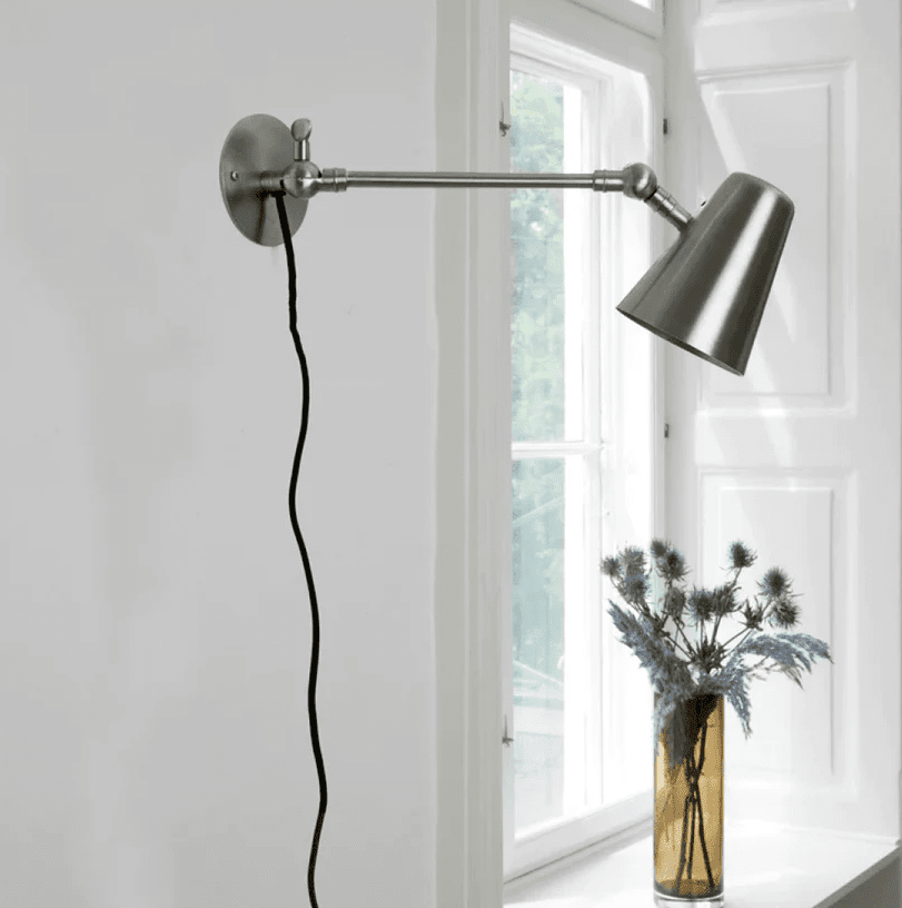 Vala Long 42cm Gebürsteter Stahl wandlampe Von H. Skjalm P - verf&uuml;gt &uuml;ber einen verstellbaren Schirm und einen verl&auml;ngerten Arm, sodass Sie das Licht perfekt dorthin lenken k&ouml;nnen, wo Sie es haben m&ouml;chten.