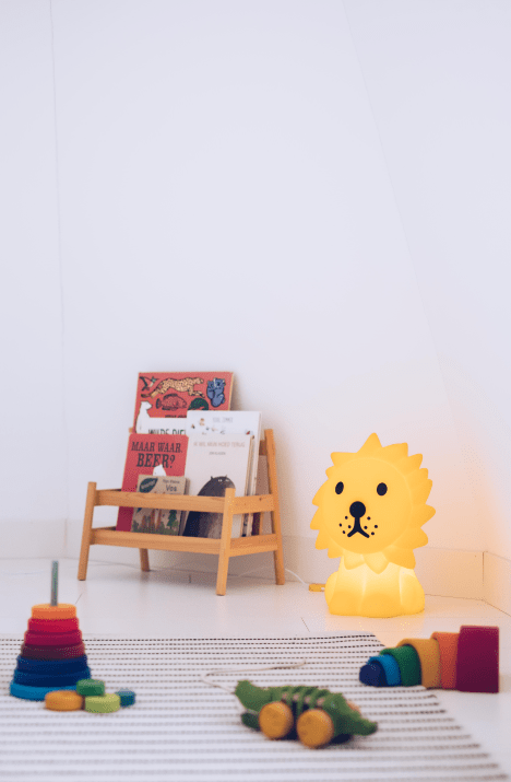 Lion Star Light Gelb kinderlampe Von Mr Maria - Der Löwe, bekannt und beliebt für seine Geschichten und seinen stilvollen Ausdruck, wird zu einem einzigartigen und beruhigenden Detail im Raum.