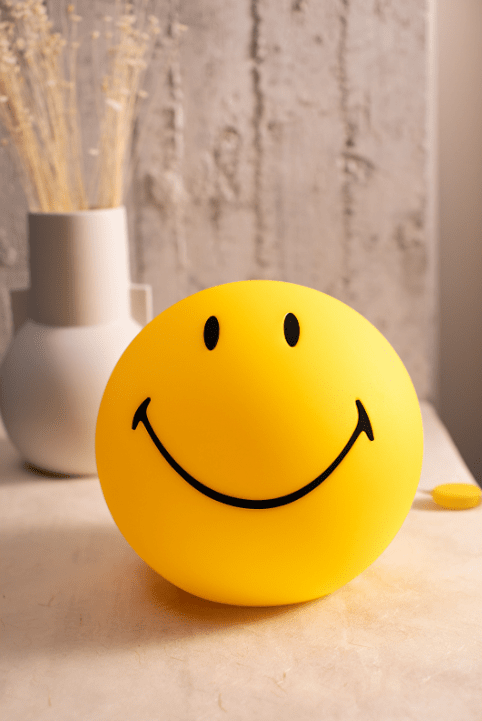 Smiley Star Light Gelb kinderlampe Von Mr Maria - Smiley, bekannt und beliebt für seine Geschichten und seinen stilvollen Ausdruck, wird zu einem einzigartigen und beruhigenden Detail im Raum.