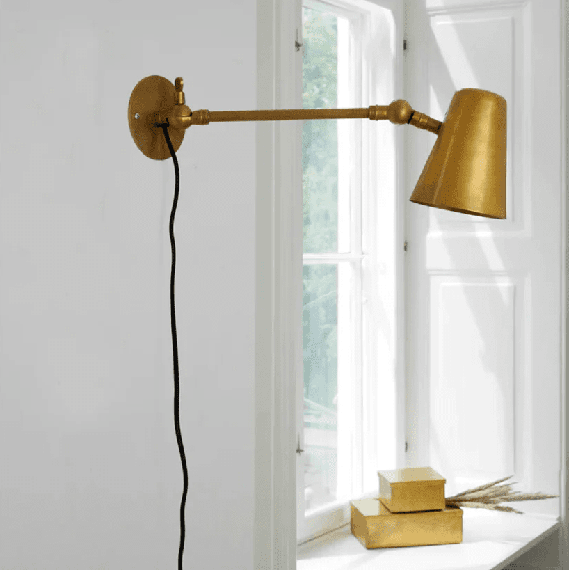 Vala Long 42cm Rohmessing wandlampe Von H. Skjalm P - hat einen verstellbaren Schirm und einen verl&auml;ngerten Arm, sodass Sie das Licht perfekt dorthin lenken k&ouml;nnen, wo Sie es haben m&ouml;chten.