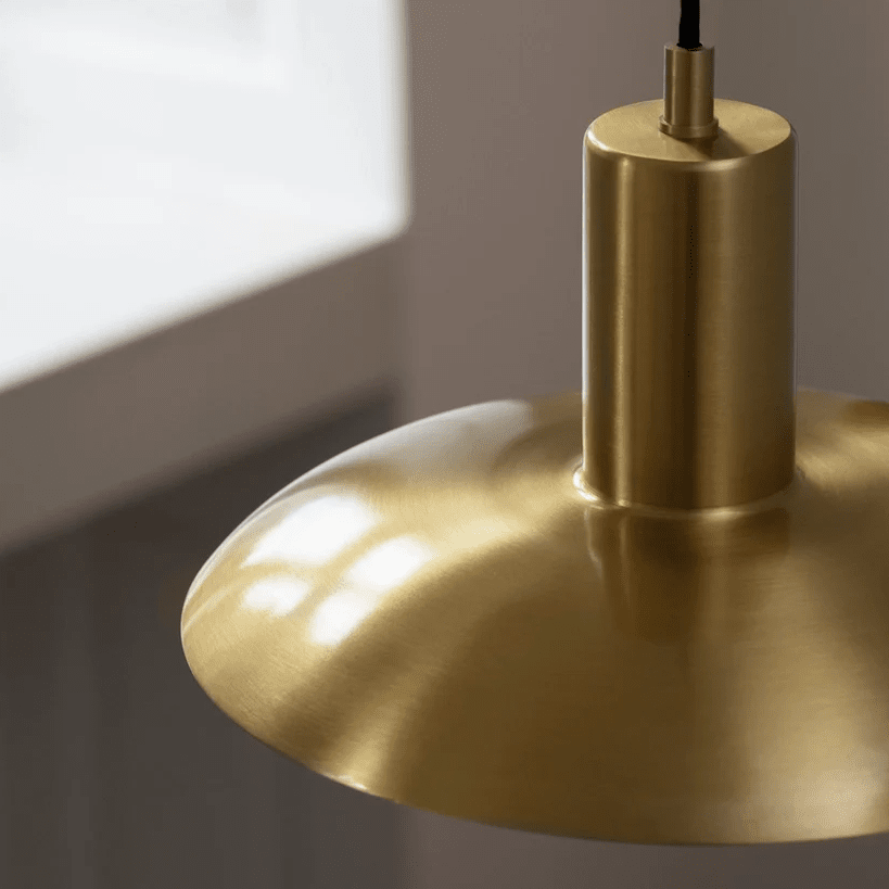 Vega Ø25 Mattes Messing hängelampe Von H. Skjalm P - Die Pendelleuchte Vega ist eine elegante Lampe aus mattem Messing, die ein breites und weiches Licht abgibt und so eine warme und einladende Atmosph&auml;re schafft.