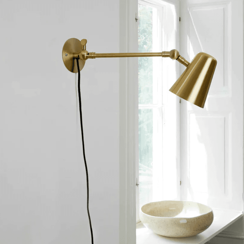 Vala Long 42cm Mattes Messing wandlampe Von H. Skjalm P - verf&uuml;gt &uuml;ber einen verstellbaren Schirm und einen verl&auml;ngerten Arm, sodass Sie das Licht perfekt dorthin lenken k&ouml;nnen, wo Sie es haben m&ouml;chten.