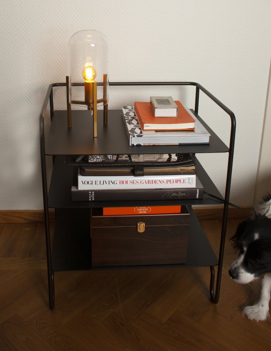 Smokey 30cm Mattgold tischlampe Von By Rydéns - Smokey ist eine moderne und robuste Lampe, die klein ist und sich mit ihren 30 Zentimetern leicht auf dem Boden platzieren lässt.