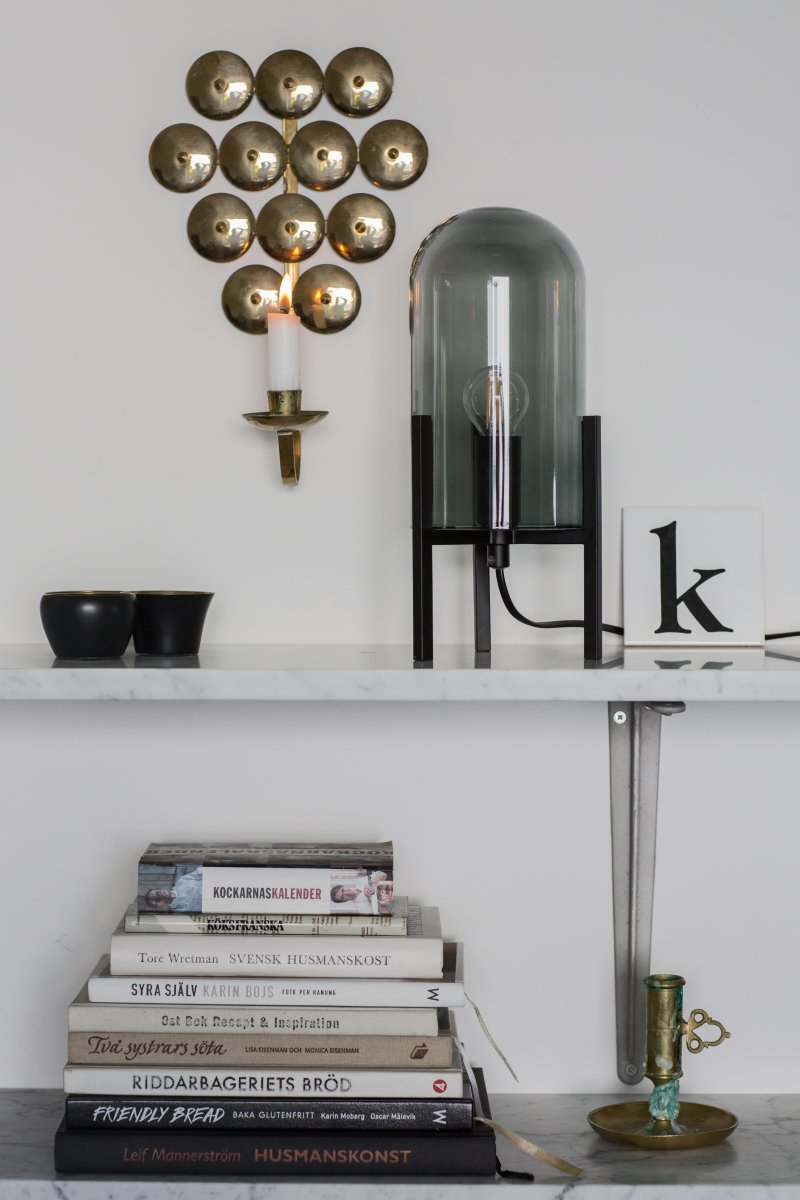 Smokey 30cm Mattschwarz tischlampe Von By Rydéns - Smokey ist eine moderne und robuste Lampe, die klein ist und sich mit ihren 30 Zentimetern leicht auf dem Boden platzieren l&auml;sst.