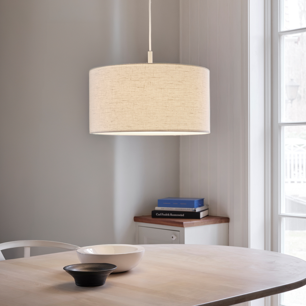 Soft Ø44 Weiß/Sand hängelampe Von Belid - Der Schirm aus weißem, in Europa angebautem Flachs hat eine lebendige Struktur, die der Lampe eine natürliche und behagliche Ausstrahlung verleiht und sich harmonisch mit der sandfarbenen Aufhängung verbindet.