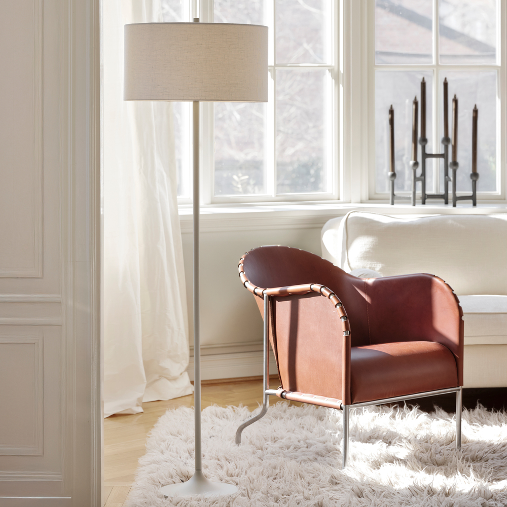 Soft Weiß/Sand stehlampe Von Belid - Der integrierte Blendschutz aus recyceltem und recycelbarem PMMA tr&auml;gt zu einem gleichm&auml;&szlig;igen und angenehmen Lichtbild bei.