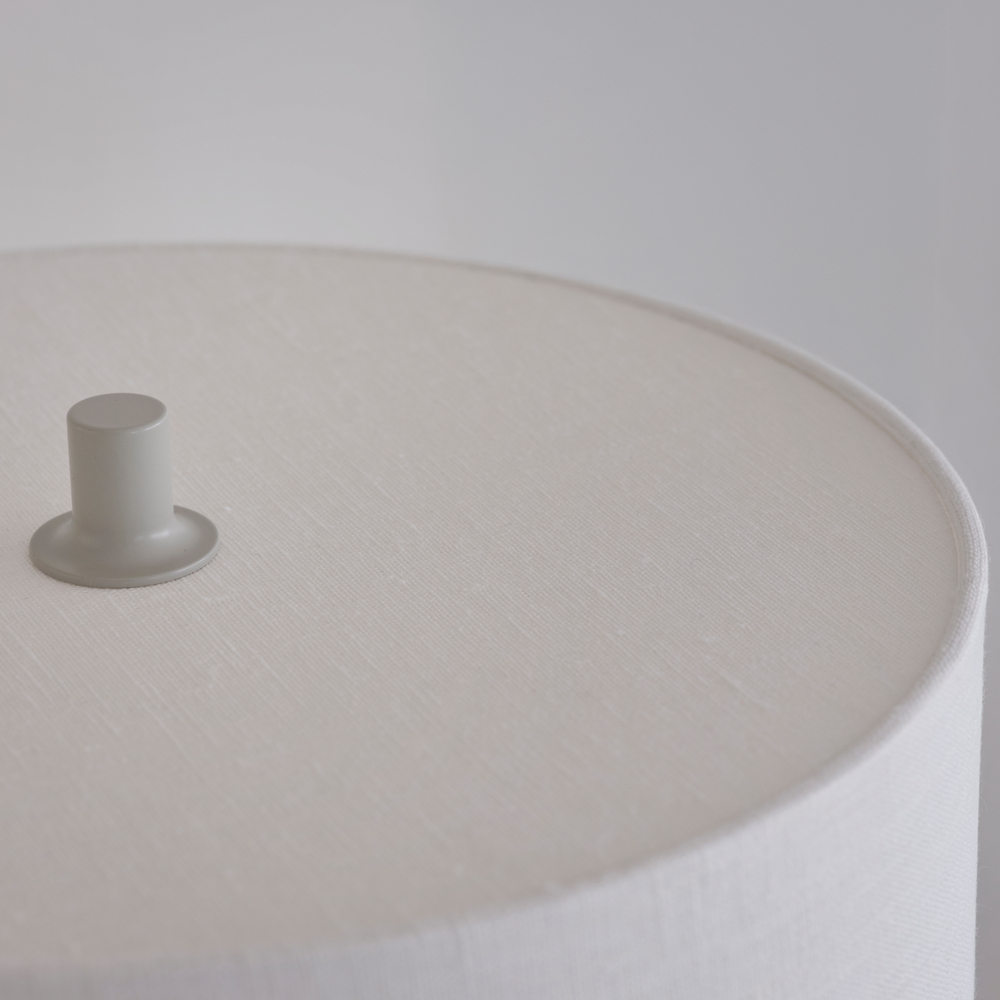 Soft 64cm Weiß/Sand tischlampe Von Belid - Der integrierte Blendschutz aus recyceltem und recycelbarem PMMA tr&auml;gt zu einem gleichm&auml;&szlig;igen und angenehmen Lichtbild bei.
