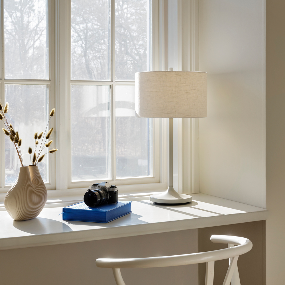 Soft 64cm Weiß/Sand tischlampe Von Belid - Der integrierte Blendschutz aus recyceltem und recycelbarem PMMA tr&auml;gt zu einem gleichm&auml;&szlig;igen und angenehmen Lichtbild bei.