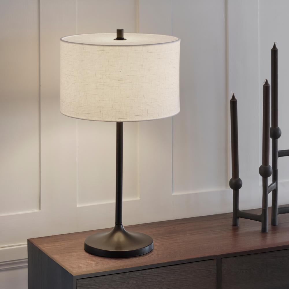 Soft 64cm Weiß/Bronze tischlampe Von Belid - Der Schirm aus wei&szlig;em, europ&auml;ischem Flachs und der Fu&szlig; in metallischem Bronze-Finish verleihen ihr eine elegante Note.