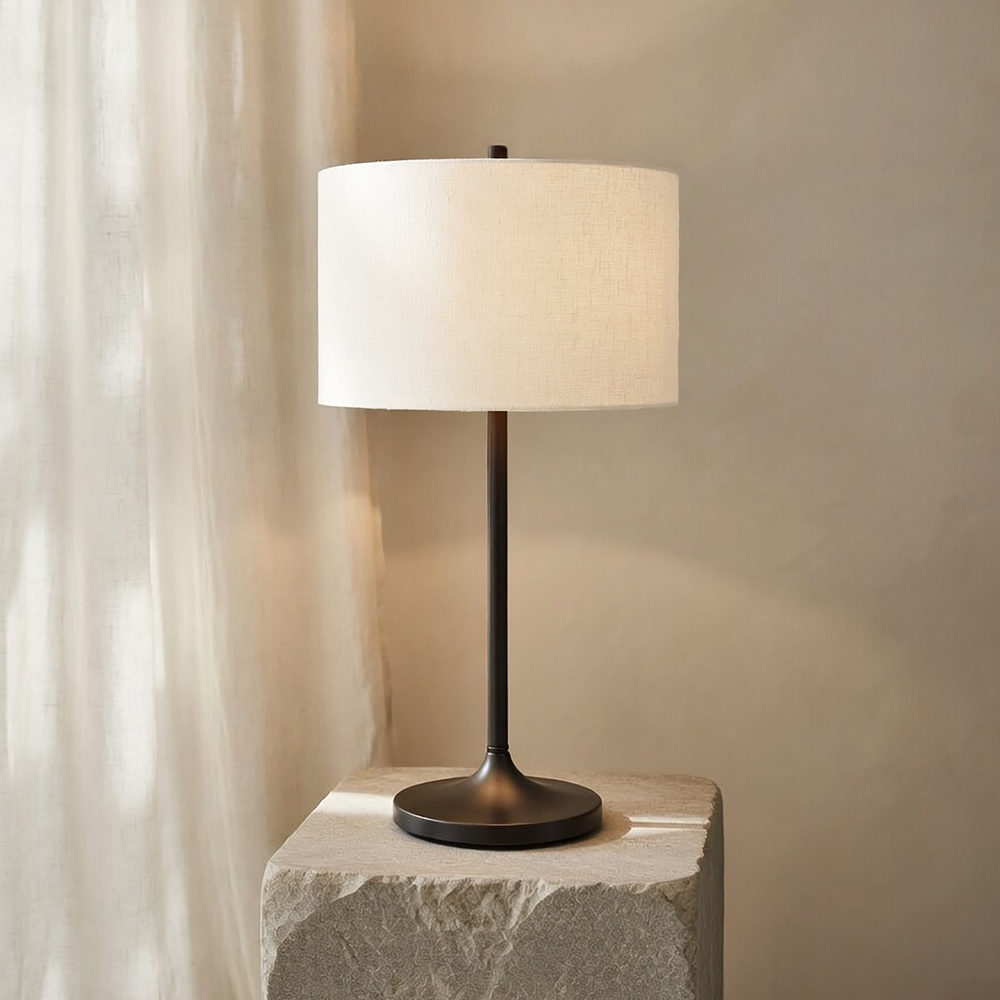Soft 64cm Weiß/Bronze tischlampe Von Belid - Der Schirm aus wei&szlig;em, europ&auml;ischem Flachs und der Fu&szlig; in metallischem Bronze-Finish verleihen ihr eine elegante Note.