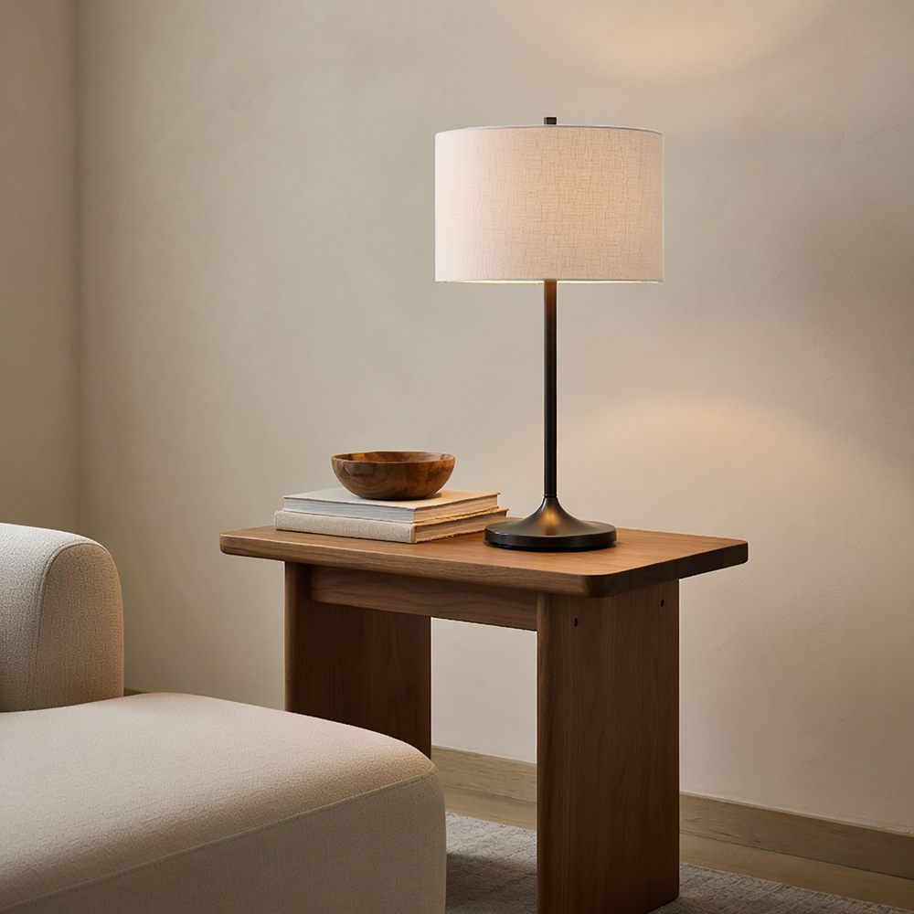 Soft 64cm Weiß/Bronze tischlampe Von Belid - Der Schirm aus wei&szlig;em, europ&auml;ischem Flachs und der Fu&szlig; in metallischem Bronze-Finish verleihen ihr eine elegante Note.