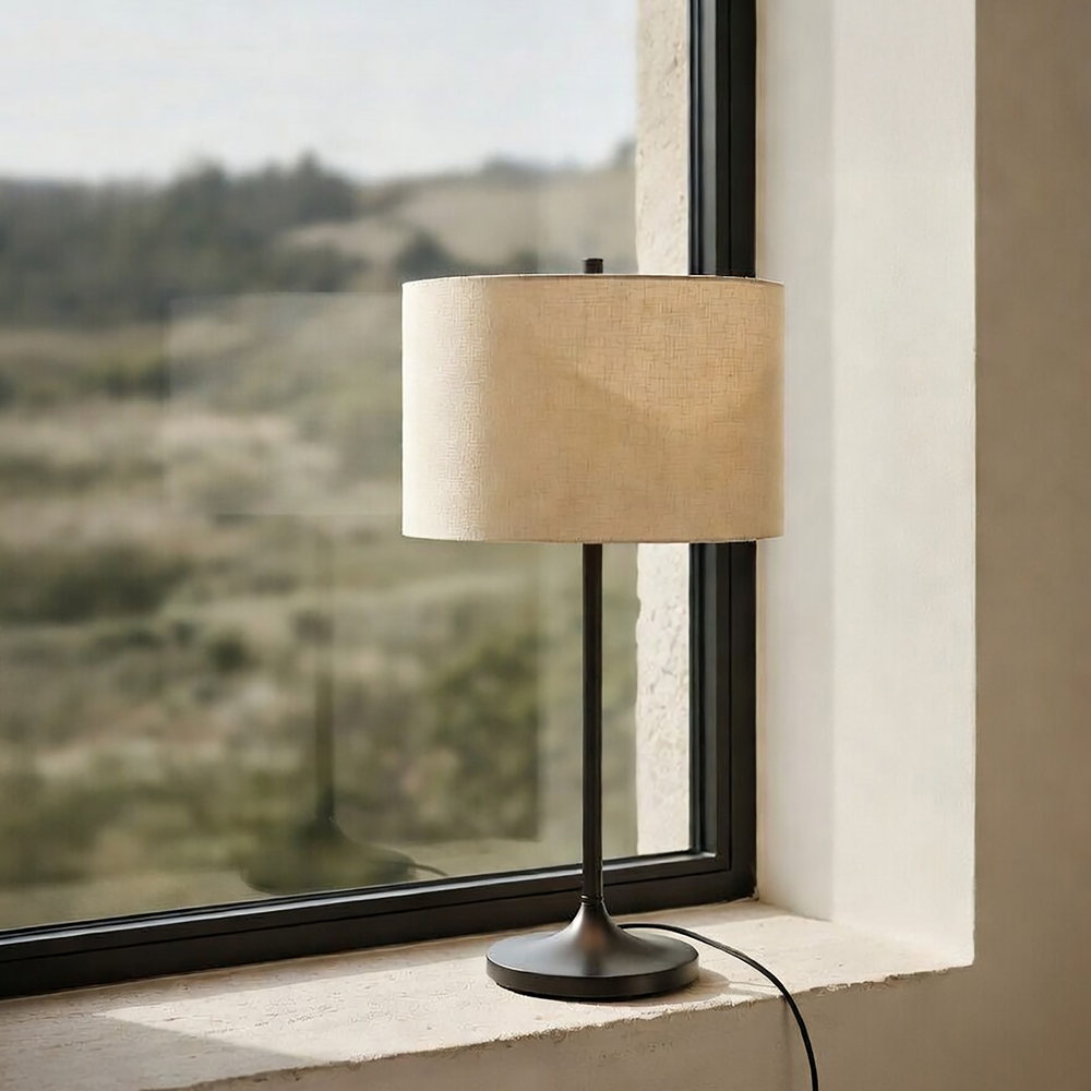 Soft 64cm Natur/Bronze tischlampe Von Belid - Die lebendige Struktur des Leinens filtert das Licht und schafft eine warme, angenehme Atmosph&auml;re, w&auml;hrend die dunkle Bronze-Optik der Leuchte eine elegante Note verleiht.