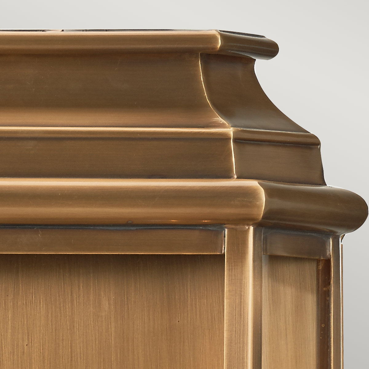 St Martins 42cm Antikes Messing außenlampe Von Elstead Lighting - Tillverkad av massiv m&auml;ssing och klart glas, erbjuder den en robust och h&aring;llbar konstruktion som utvecklar en vacker patina &ouml;ver tid.