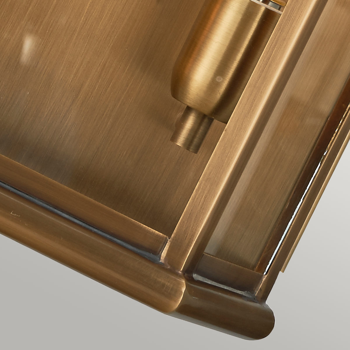 St Martins 42cm Antikes Messing außenlampe Von Elstead Lighting - Tillverkad av massiv m&auml;ssing och klart glas, erbjuder den en robust och h&aring;llbar konstruktion som utvecklar en vacker patina &ouml;ver tid.