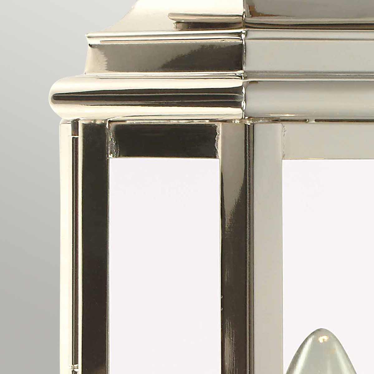 St Martins 30cm Nickel außenlampe Von Elstead Lighting - Es besteht aus massivem Messing und klarem Glas und bietet eine robuste und langlebige Konstruktion, die mit der Zeit eine schöne Patina entwickelt.